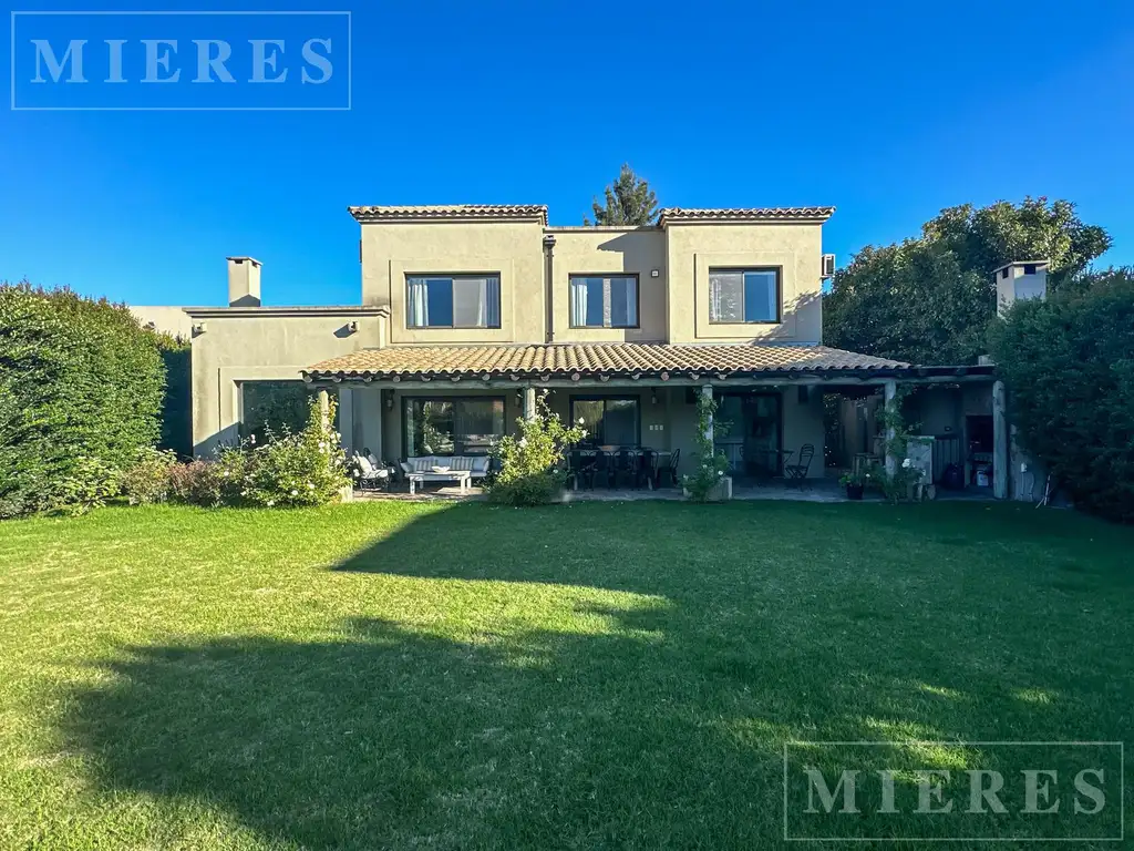 Barrio La Laguna - Espectacular casa en venta al Agua