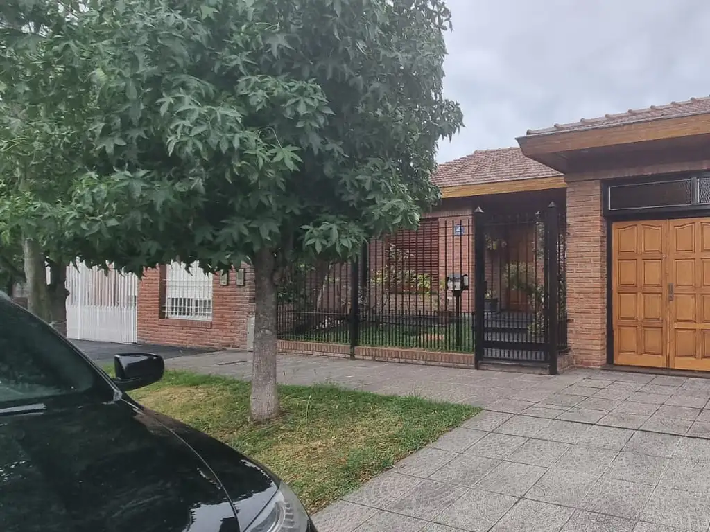 EN VENTA EN EL PALOMAR HERMOSA PROPIEDAD QUE CONSTA DE JARDIN AL FRENTE - FICHA 9390