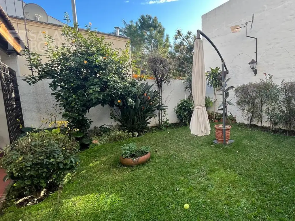 Casa en venta  Olivos , 4 ambientes -lote propio  en  2 plantas con jardin