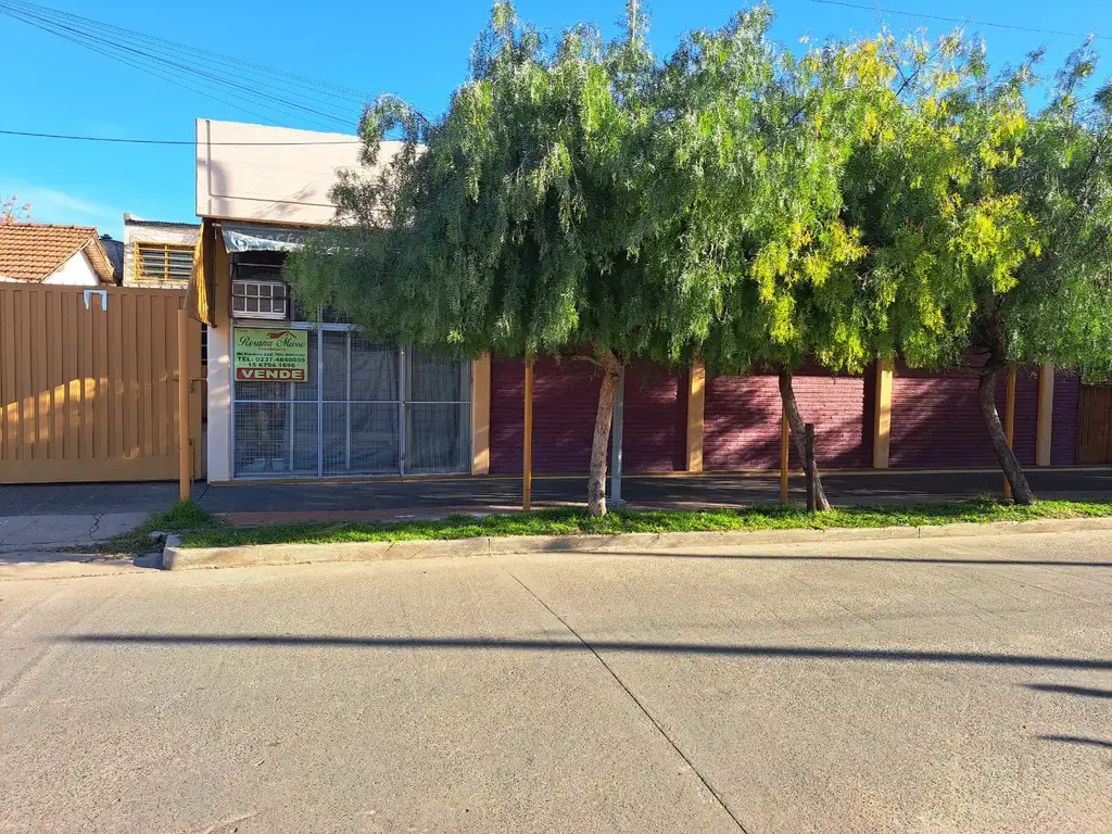 Local amplio en General Rodríguez, calle Solanet y Sarmiento