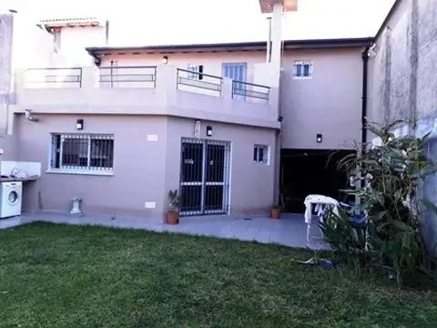 MODERNA PROPIEDAD  EN  2  PLANTAS,  LOTE 10X28,  GGE PASANTE, 3DORM (1 SUITTE) TERRAZA, FDO 10 MTS