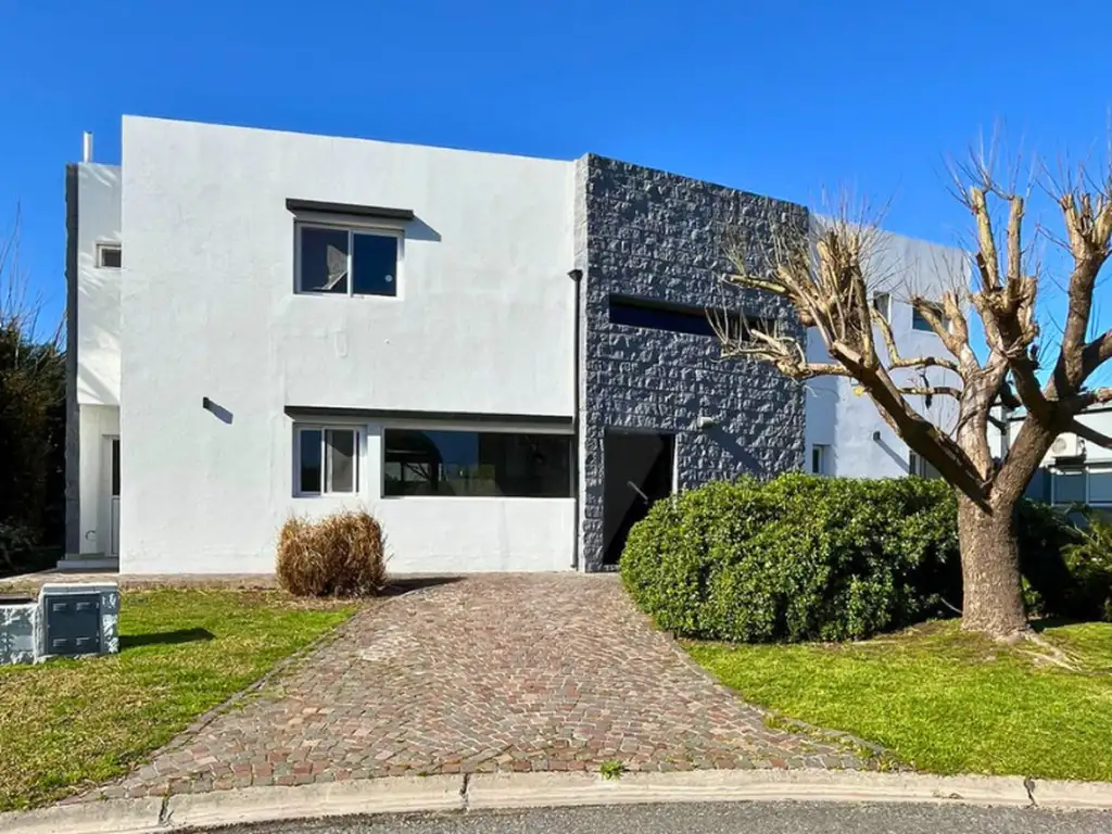 "¡Oportunidad Única! Hermosa Casa en Venta en el Country Los Ombúes de Hudson"