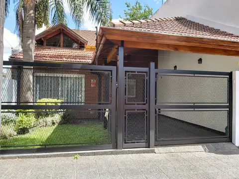 EXCELENTE CHALET EN 2 PLTAS S/LOTE PROPIO 4 AMB, GARAJE QUINCHO GRAN FDO LIBRE C/PISCINA.