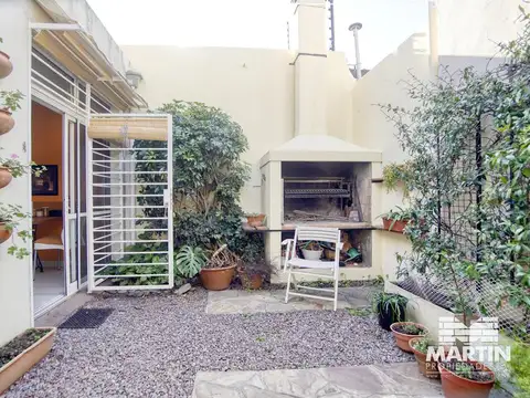 Casa en impecable estado 3 ambientes, 1 planta, cochera y jardin.