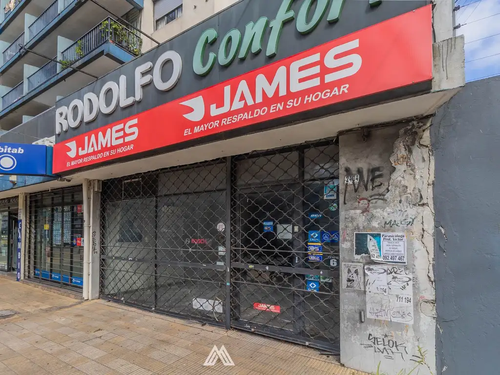 Amplio local Comercial sobre Avenida Rivera