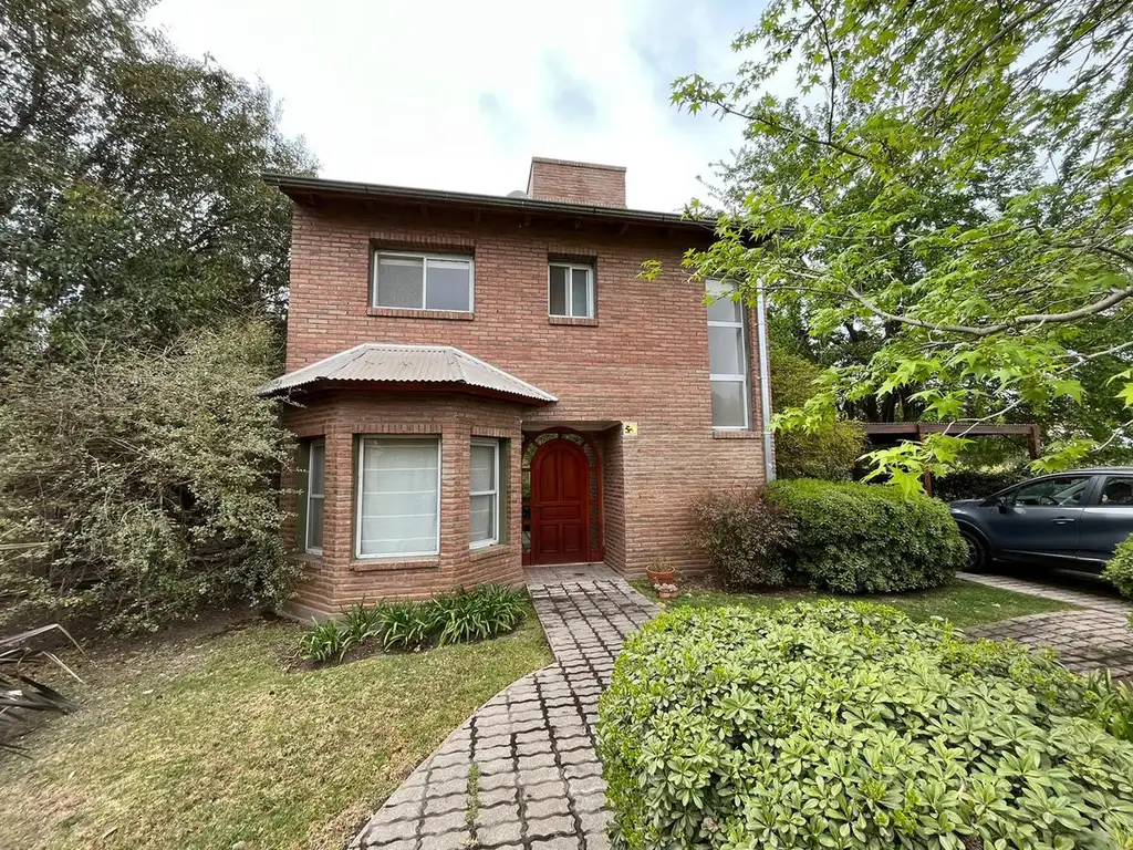 Venta casa de tres dormitorios con galería, parrillero y pileta - Roldan, Aires de Campo