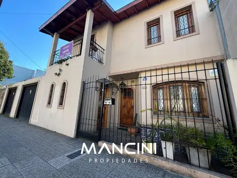 Casa en venta de 4 ambientes en lote de 15,80x24,08 con cochera doble y fondo libre - Villa Balleste