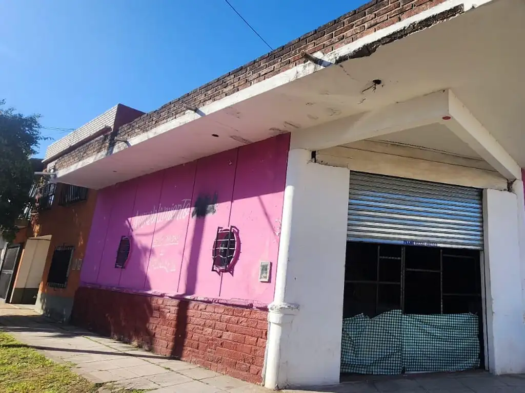 Venta  Local, galpón con terreno libre oportunidad