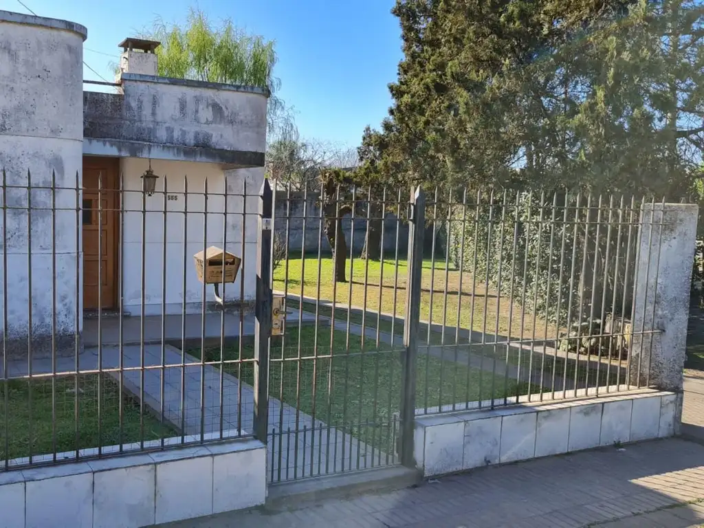 VENTA CASA EN ESQUINA EN 2 LOTES EN ALEJANDRO KORN