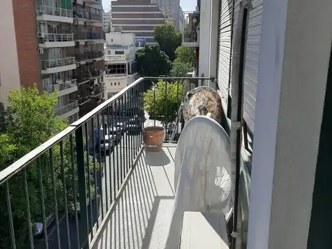 AMPLIO Y MUY LUMINOSO DEPTO. DE 4 AMBIENTES CON GRAN BALCON  (A 300 MTS. DEL PQUE CENTENARIO)