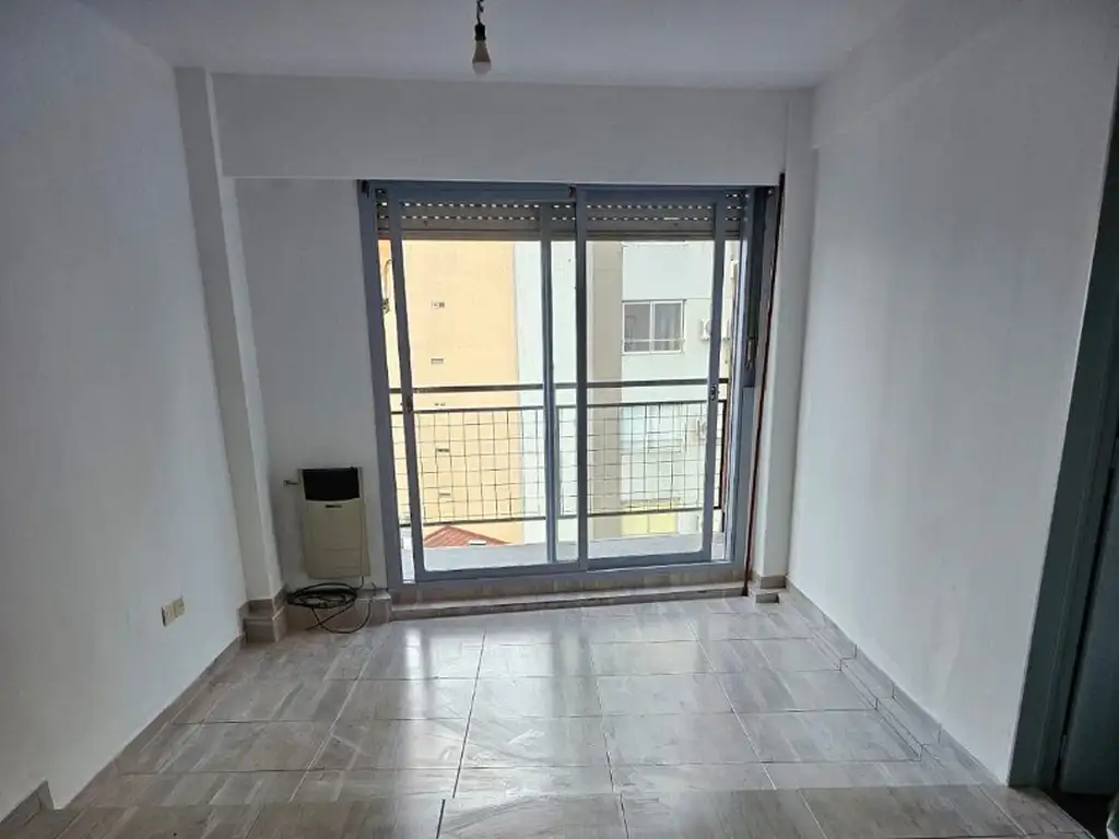 Hermoso monoambiente en excelente zona con cocina independiente y balcon