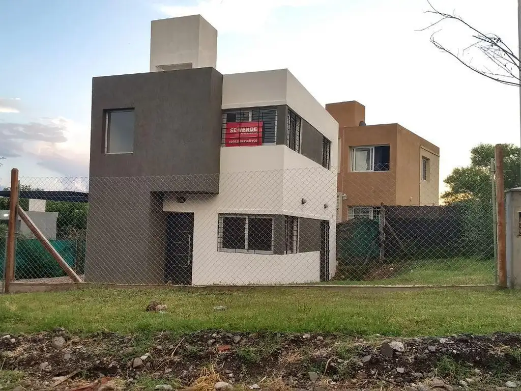 Hermoso Duplex en Villa Allende - 2 dormitorios - Cochera y terreno amplio - Barrio Español