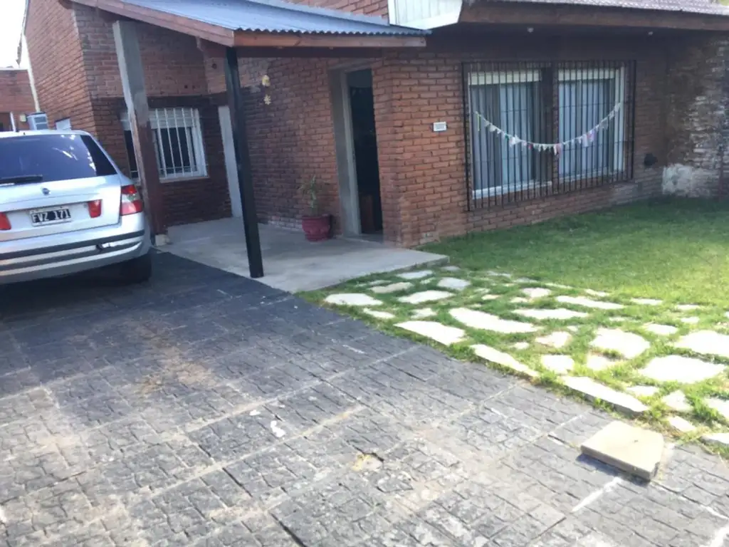 CASA EN VENTA CASTELAR SUR 3 AMB Y GRAN FONDO