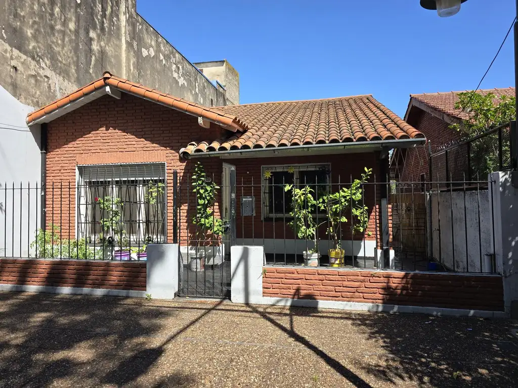 VENTA CASA DE 3 AMBIENTES EN VILLA ADELINA