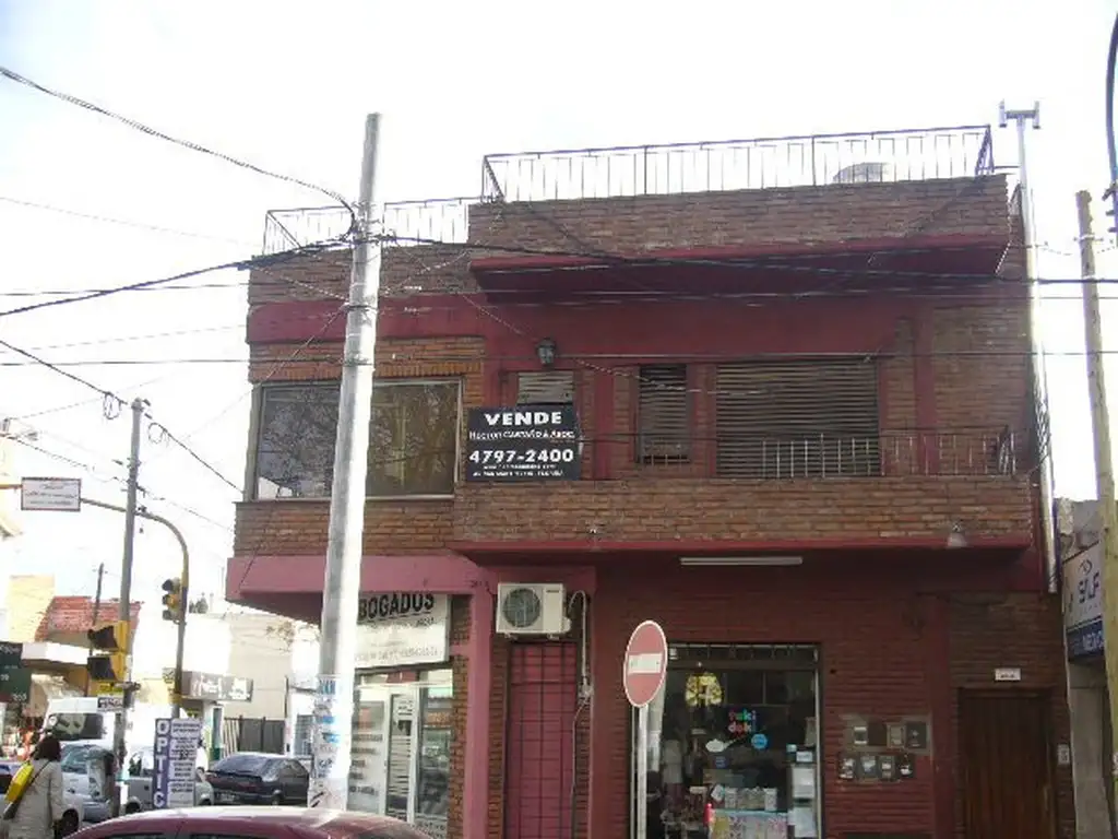 Florida frente a Hosp Vicente Lopez 2 amb al frente 1er piso por escalera con terraza.