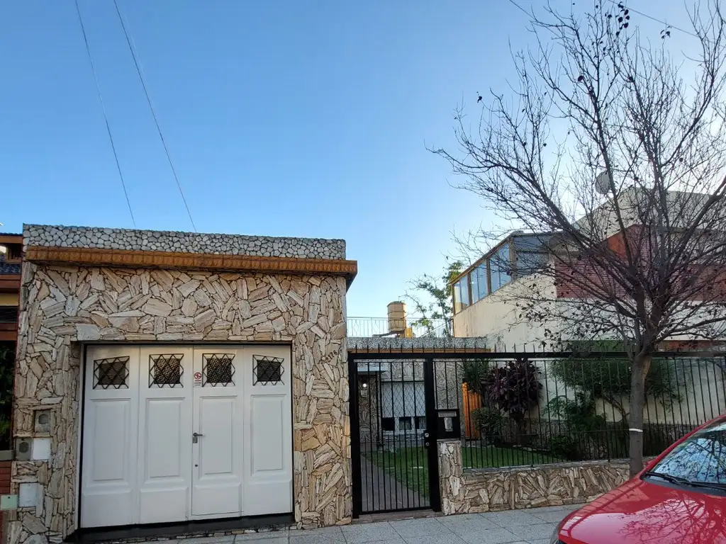 CASA SOBRE LOTE PROPIO CON GARAJE CUBIERTO, PATIO, QUINCHO Y TERRAZA