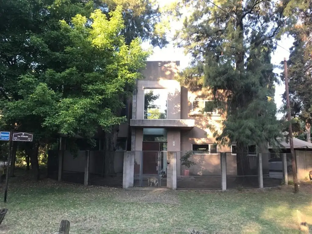 CASA DE DISEÑO CON FONDO LIBRE Y PISCINA + DPTO/OFICINA