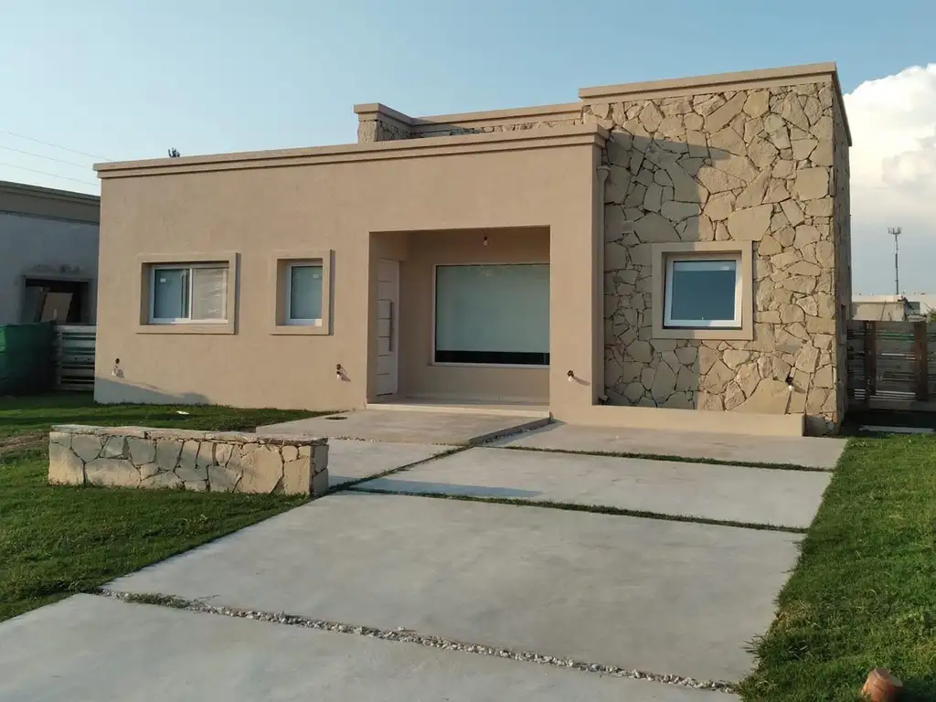 VENTA CASA 4AMB ESTRENAR PILAR DEL ESTE