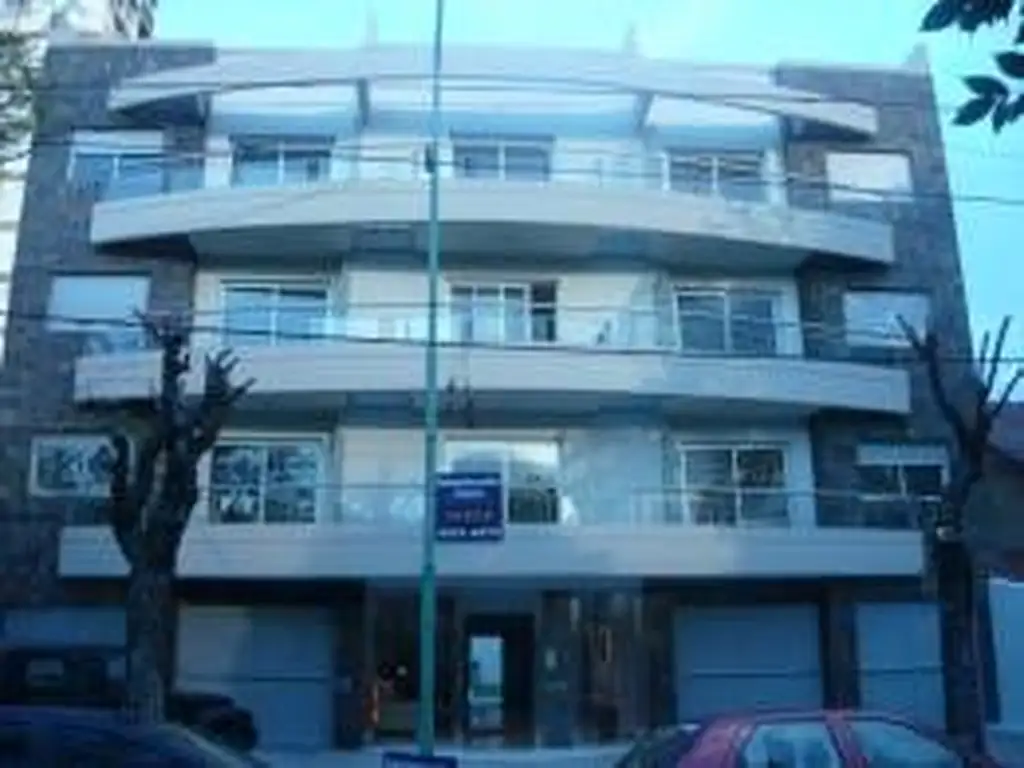 Villla Devoto, amplia cochera en moderno edificio