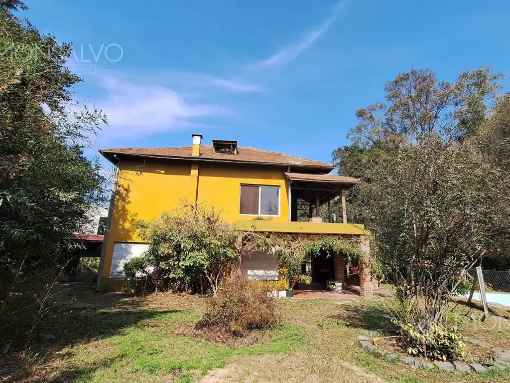 Casa de dos plantas con pileta