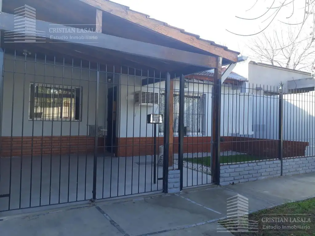 Casa 5 Ambientes en 2 plantas Vende-permuta-Ituzaingo Norte