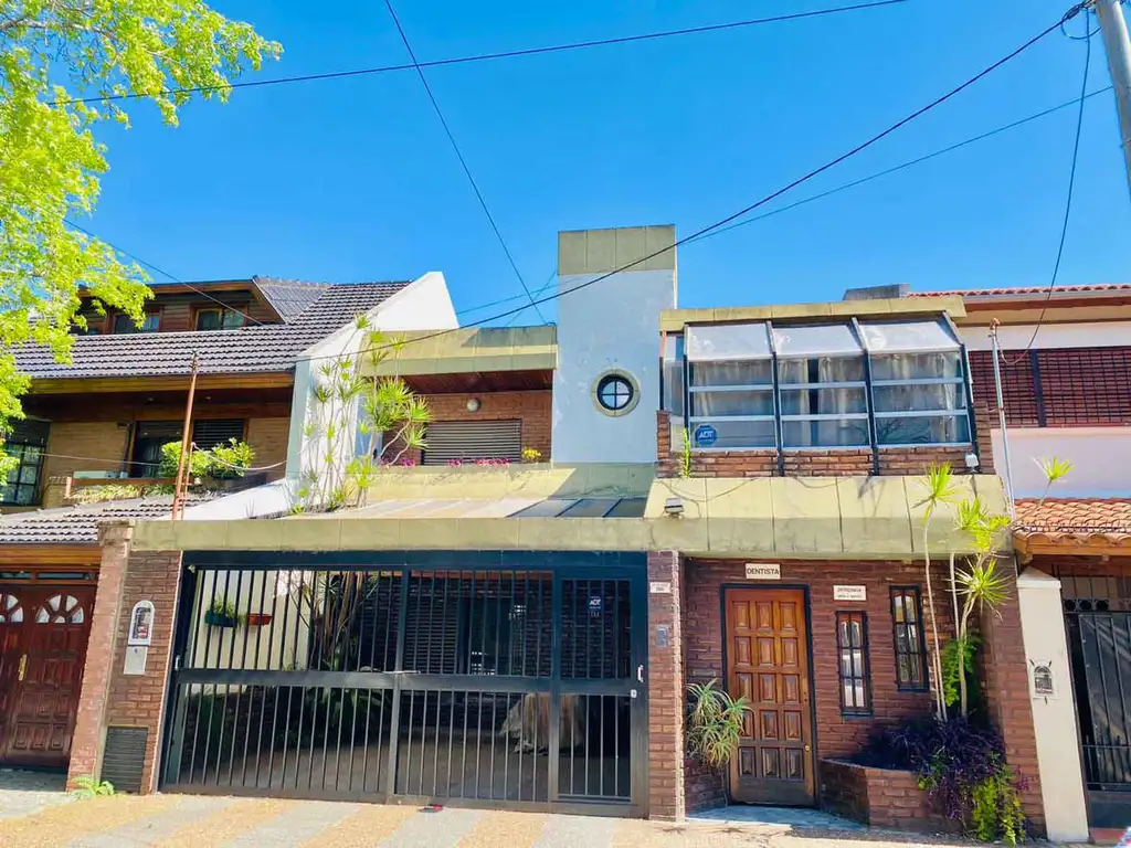 VENTA CASA zona AGUSTINIANO 4 Ambientes con pileta.