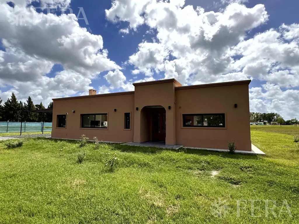 Venta de casa de 4 ambientes con piscina en Campos de Roca II - Brandsen