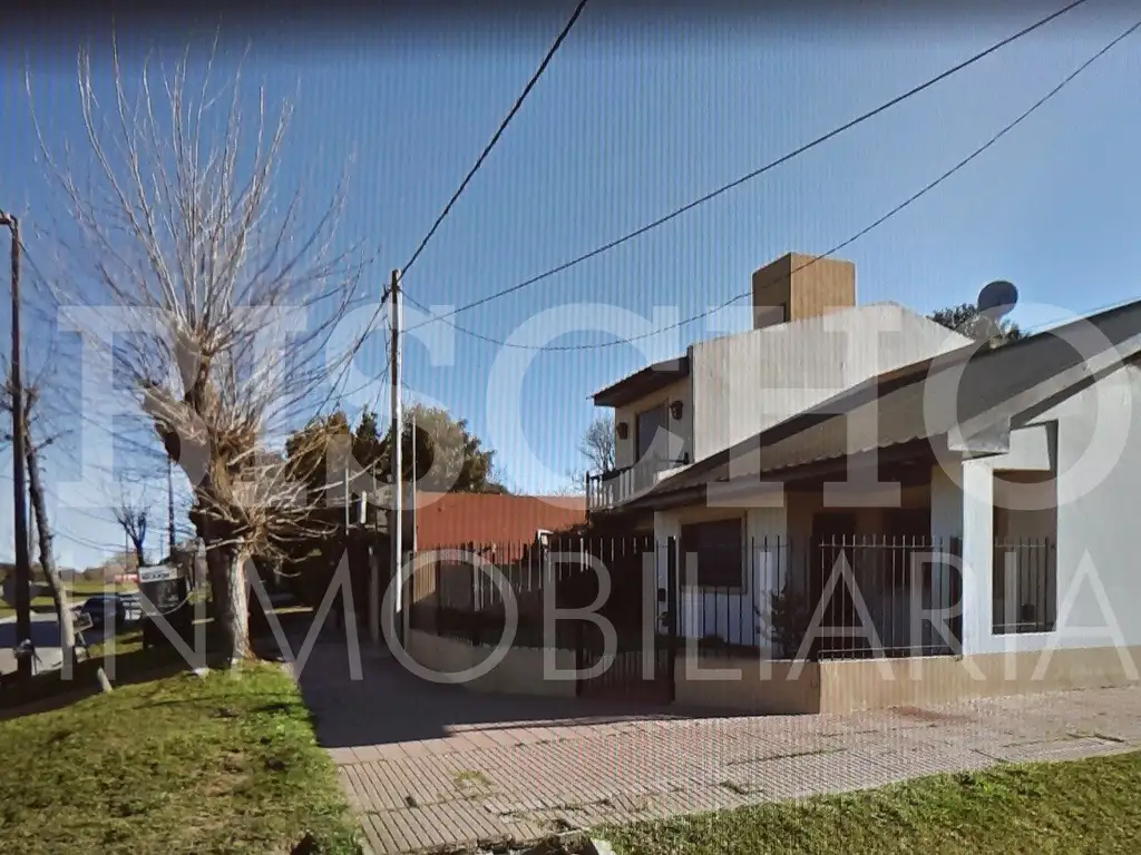 OPORTUNIDAD CASA EN GENERAL JUAN MADARIAGA UBICADA EN  ESQUINA RIVADAVIA