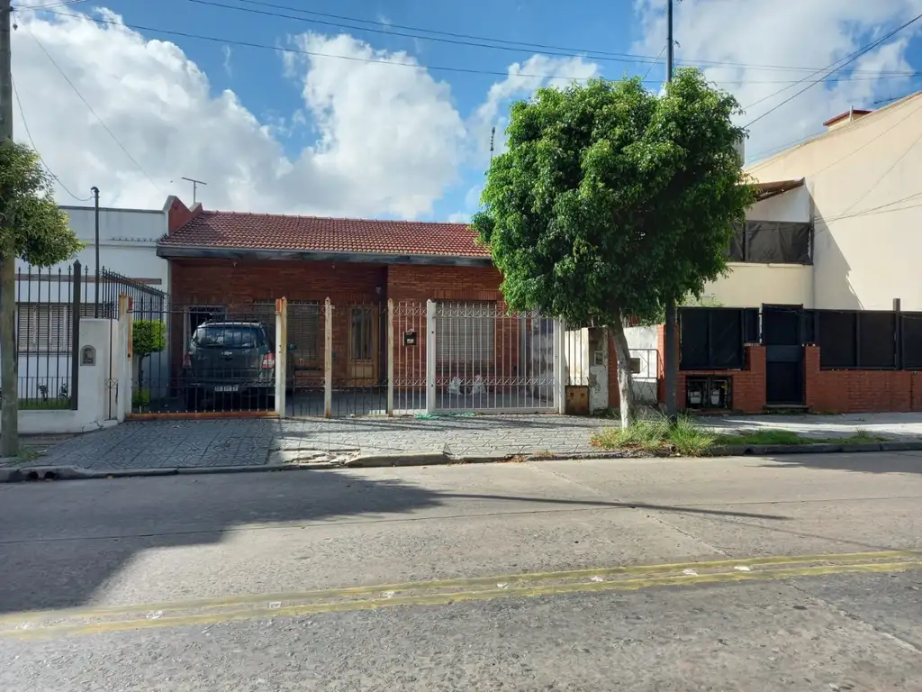 casa sobre lote 8.66 x 34.64 - aprox cub 140 m2  - ingreso p/varios vehìculos /