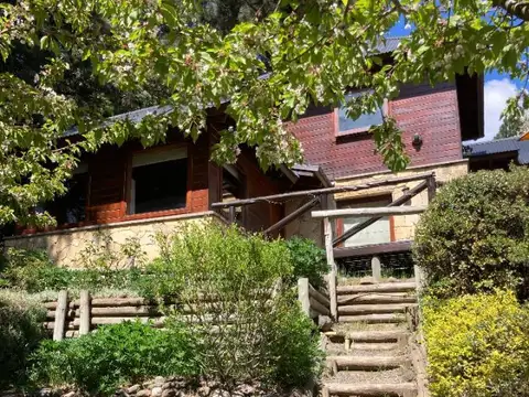 FINA PATAGONIUA. Casa en venta de 2 dormitorios c/ cochera en San Martin de los Andes