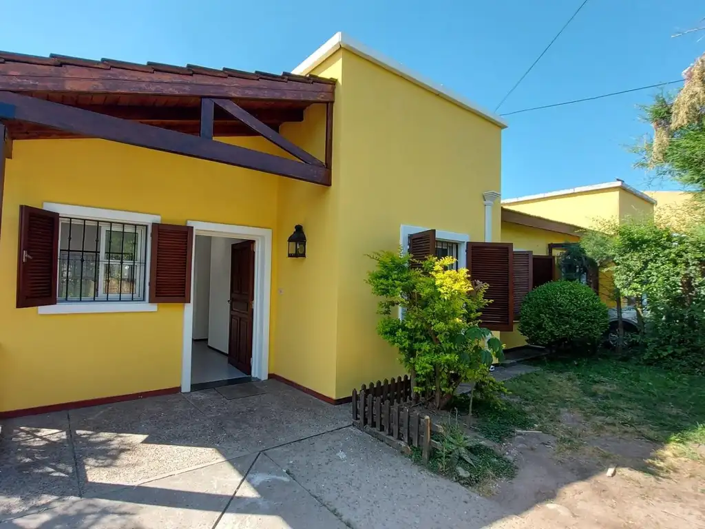 Vende Excelente Casa tres ambientes en Tortuguitas Centro.