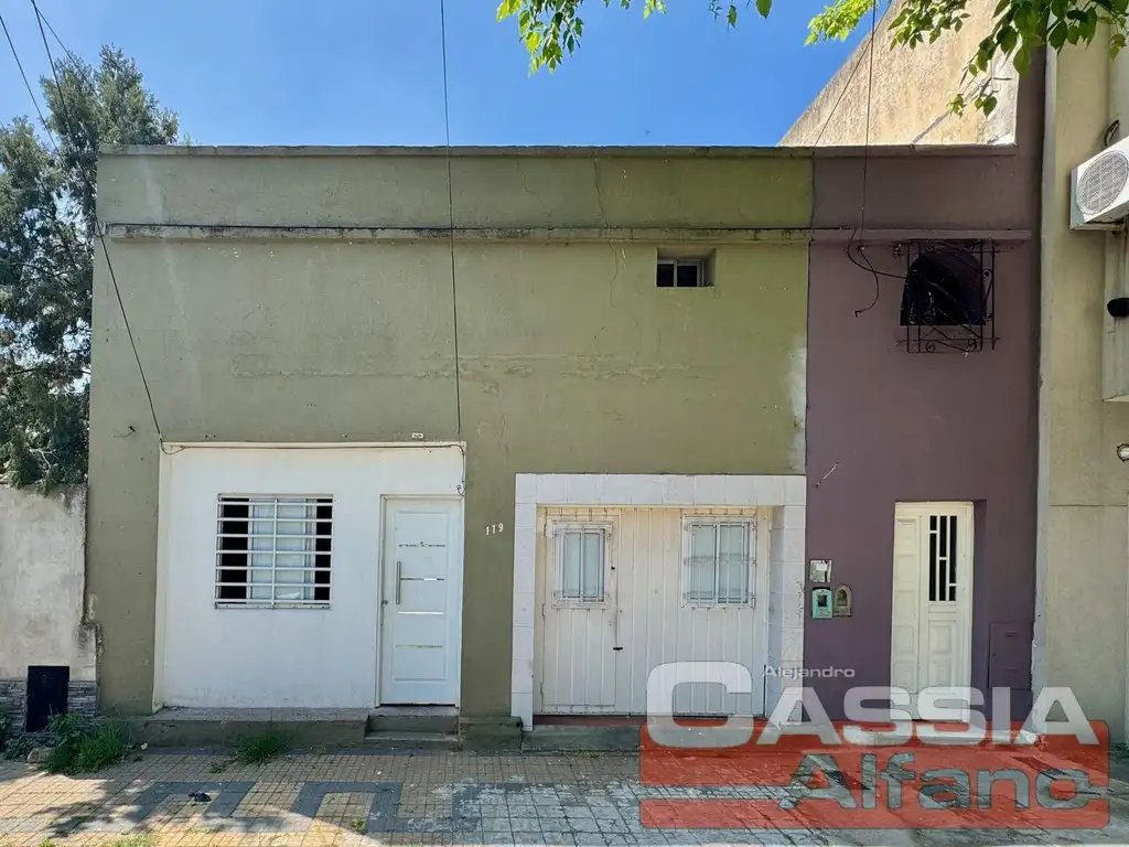 CASA TIPO PH AL FRENTE UN DORMITORIO, COCINA CON ENTREPISO, GARAGE Y DOS BAÑOS