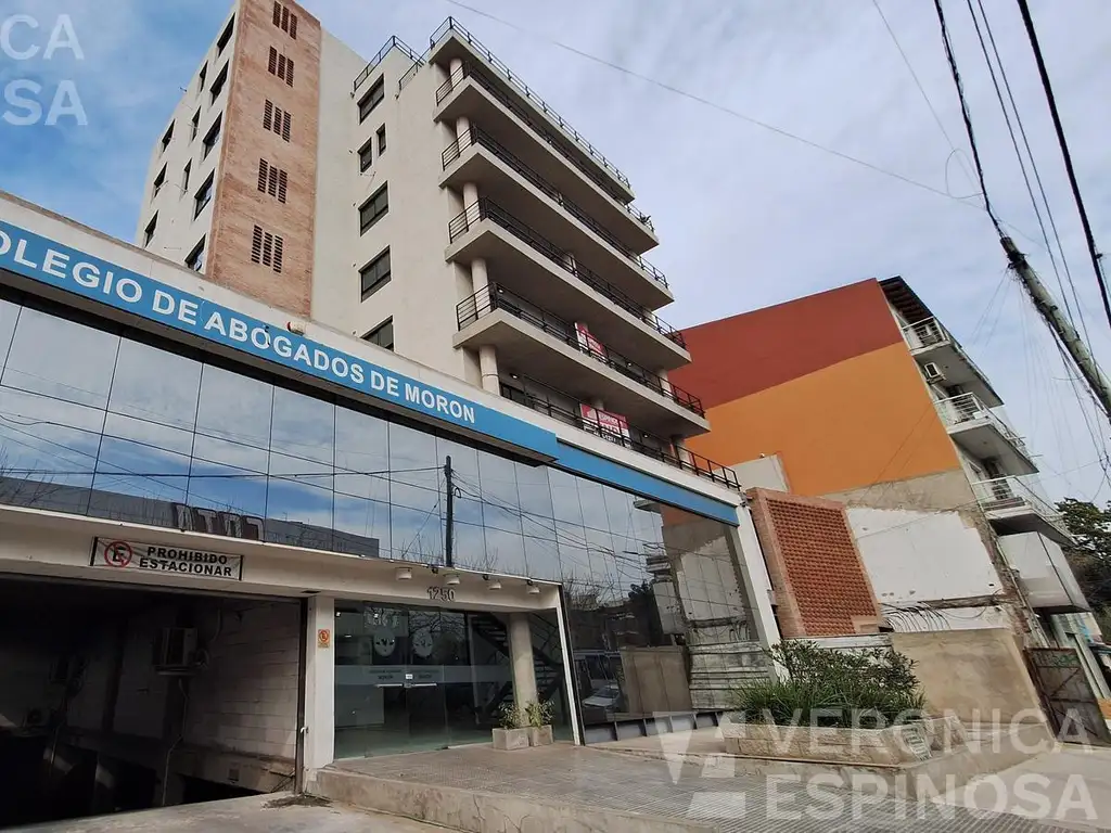 Departamento de cuatro ambientes en venta, Morón.