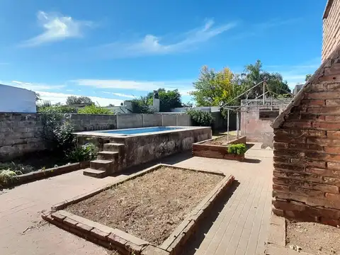 VENTA  CASA AL FRENTE  CON JARDIN EN SAN LORENZO