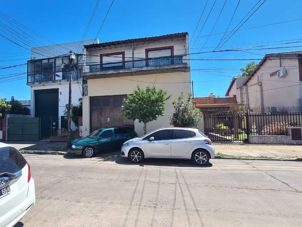 EN VENTA EN CASEROS GALPON DE LOSA CON DOBLE ALTURA CON 3 VIVIENDAS - FICHA 8834