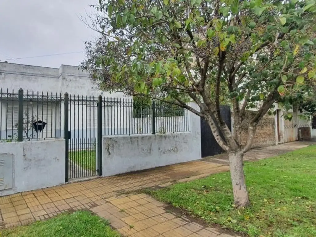 VENTA - BUEN LOTE CON CASA 3 AMB A RECICLAR. LANUS