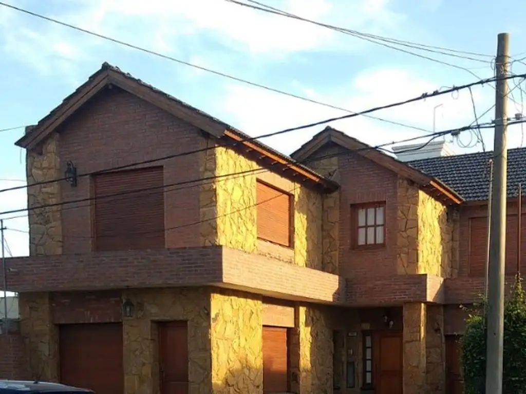 CHALET, luminoso y terreno. Gaumont y Junín