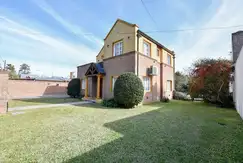 CASA EN VENTA EN GONNET 3 DORMITORIOS CON PARQUE