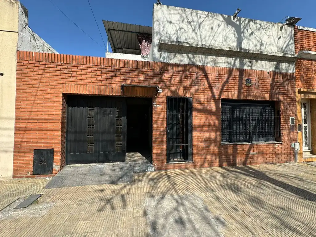 CASA CON LOCAL COCHERA TERRAZA QUINCHO BARRACAS