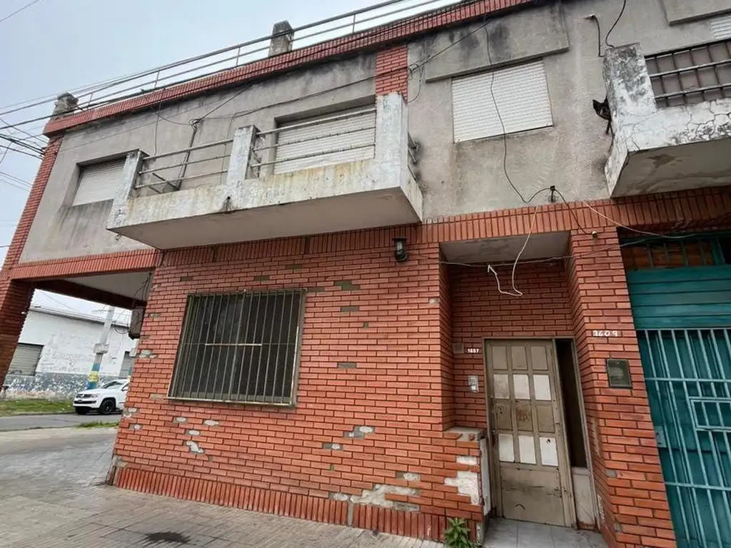 Departamento, planta alta, sin expensas, un dormitorio, patio.