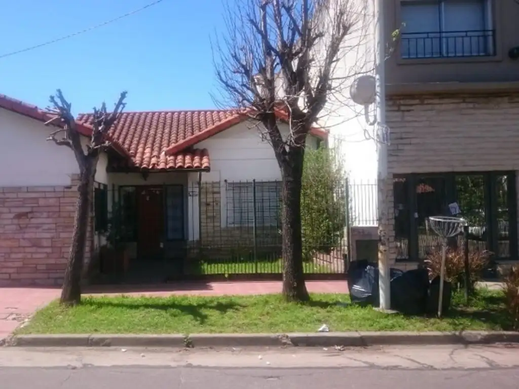 Casa en Venta  con amplio lote y en excelente zona