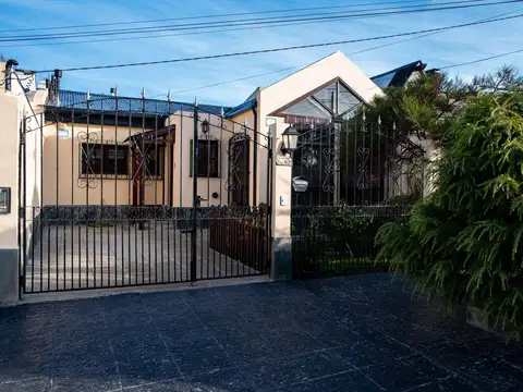 VENTA DE CASA 3 DORMITORIOS BARRIO PROFESIONAL