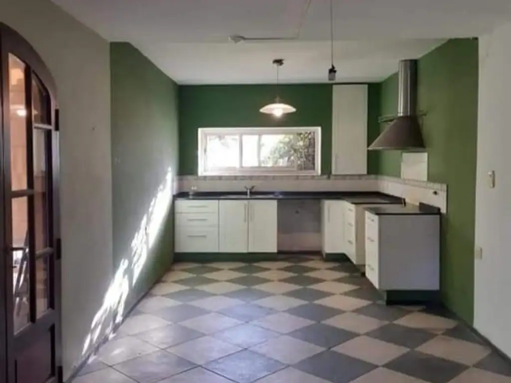 SE VENDE CASA 3 DORM. COCHERA. A 1 CUADRA DE AV. SANTA ANA!