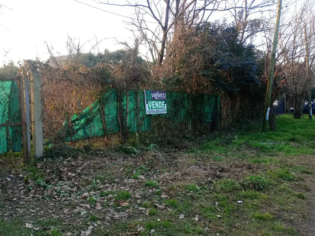 DOS LOTES JUNTOS, UNO EN ANTEESQUINA, EN BOSQUES U$S 70.000.-