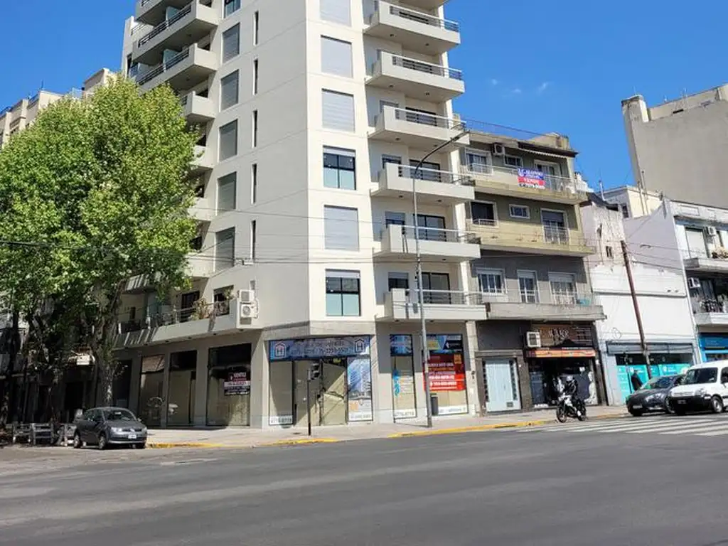 Local comercial a estrenar,  114,5 m2 total, esq M. Leguizamón y Av. Rivadavia, Liniers