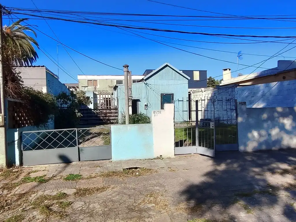 VENTA DE  TERRENO CON DOS VIVIENDAS EN ITUZAINGÓ