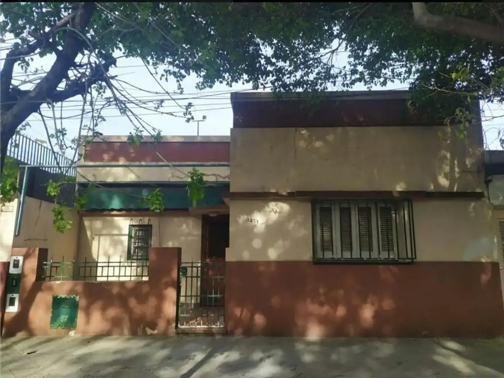 CASA DE DOS DORMITORIOS A LA VENTA