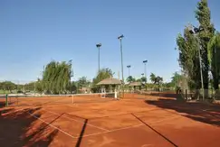 Actividades deportivas tenis en Aires del Llano Country Club en 9 de julio 2645 en Departamento de Santa Fe La Capital, Santa Fe