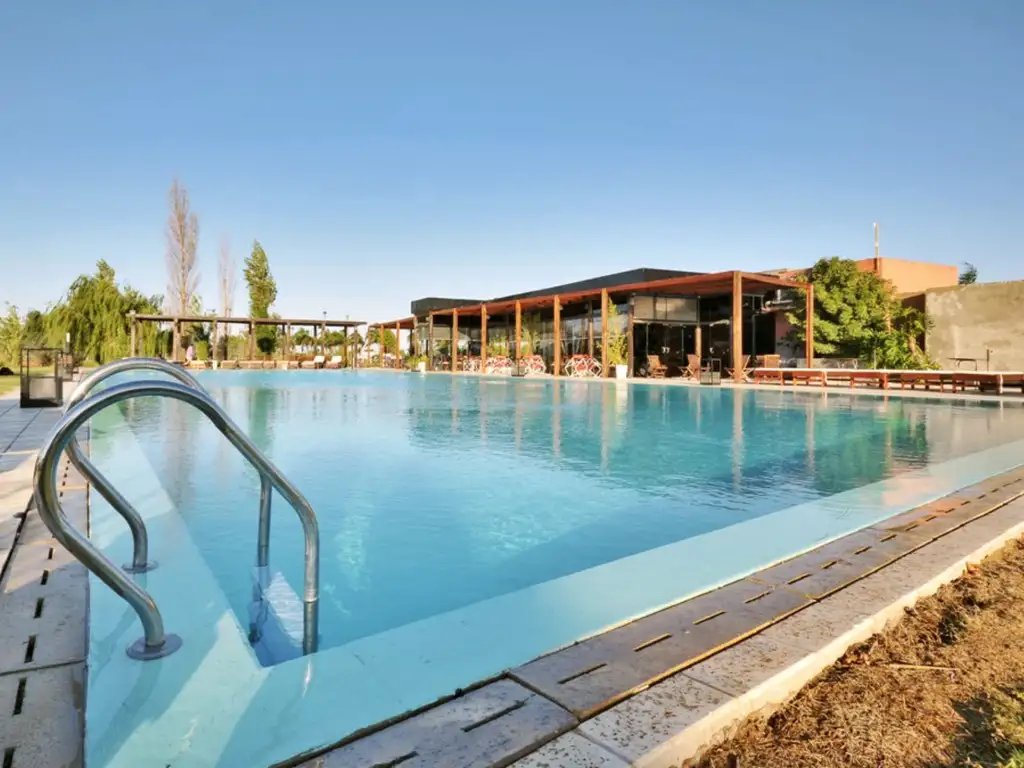 Áreas comunes piscina, club-house, juegos en Aires del Llano Country Club