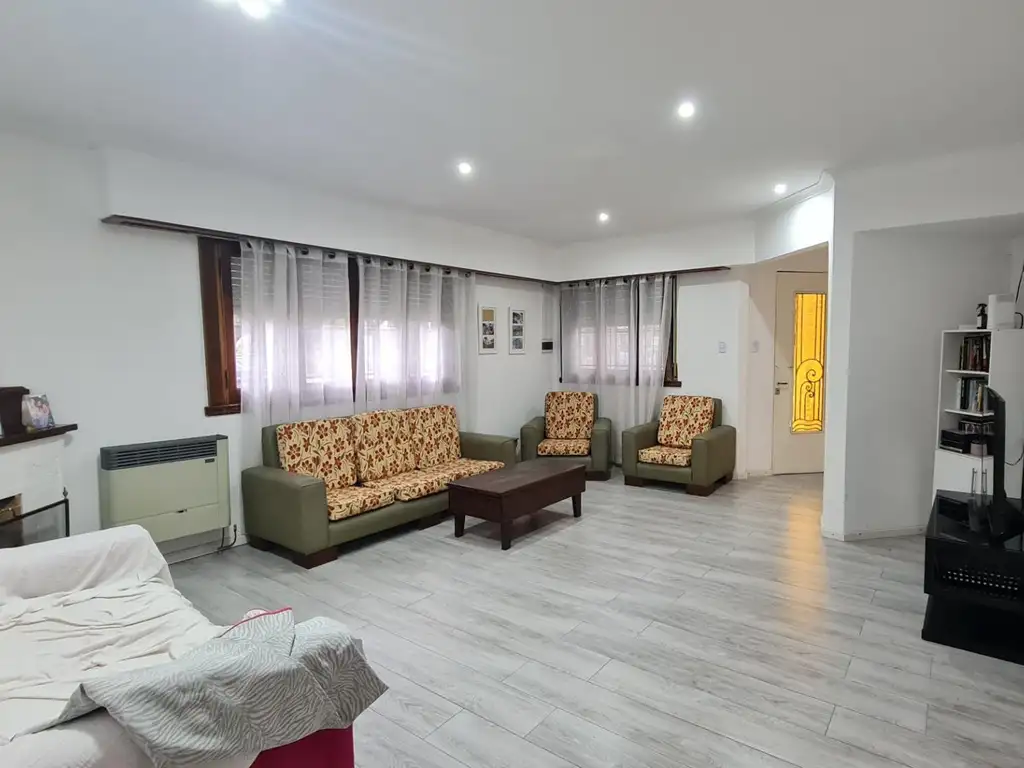 VENTA CASA 4 AMB CON JARDÍN Y COCHERA EN J.MÁRMOL